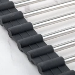 Highport Oprolbaar Vaat Droogrek - Scandinavisch Design - Opvouwbaar Hittebestendig Roestvrijstalen Keuken Afdruiprek - Vaatwasser Geschikt - Sterke 18-staafs Onderzetter - Foodgrade Materiaal 3 Highport Oprolbaar Vaat Droogrek - Scandinavisch Design - Opvouwbaar Hittebestendig Roestvrijstalen Keuken Afdruiprek - Vaatwasser Geschikt - Sterke 18-staafs Onderzetter - Foodgrade Materiaal -Huishoudelijke Artikelen Winkel 1200x1200 1266