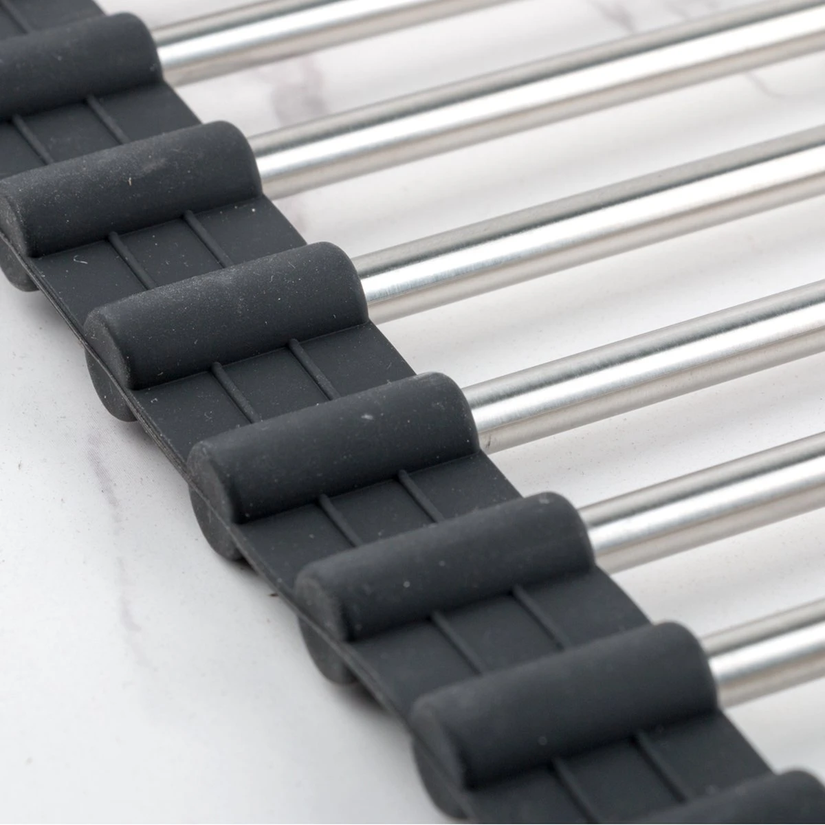 Highport Oprolbaar Vaat Droogrek - Scandinavisch Design - Opvouwbaar Hittebestendig Roestvrijstalen Keuken Afdruiprek - Vaatwasser geschikt - Sterke 18-staafs Onderzetter - Foodgrade Materiaal Highport Oprolbaar Vaat Droogrek - Scandinavisch Design - Opvouwbaar Hittebestendig Roestvrijstalen Keuken Afdruiprek - Vaatwasser Geschikt - Sterke 18-staafs Onderzetter - Foodgrade Materiaal -Huishoudelijke Artikelen Winkel 1200x1200 1266