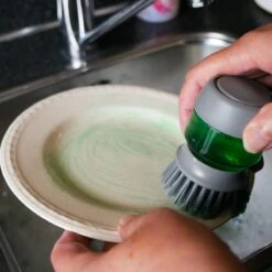 In Round Afwasborstel Met Zeepdispenser / Zeepreservoir – Inclusief Houder – Grijs – Afwas Borstel – Zeep Handborstel – Doseerpomp – Afwasmiddel Dispenser – Navulbaar 4 In Round Afwasborstel Met Zeepdispenser / Zeepreservoir – Inclusief Houder – Grijs – Afwas Borstel – Zeep Handborstel – Doseerpomp – Afwasmiddel Dispenser – Navulbaar -Huishoudelijke Artikelen Winkel 1200x1200 1325