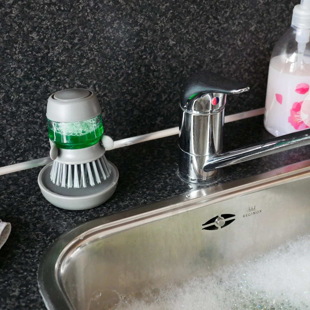 In Round Afwasborstel met Zeepdispenser / Zeepreservoir – Inclusief Houder – Grijs – Afwas Borstel – Zeep Handborstel – Doseerpomp – Afwasmiddel Dispenser – Navulbaar In Round Afwasborstel Met Zeepdispenser / Zeepreservoir – Inclusief Houder – Grijs – Afwas Borstel – Zeep Handborstel – Doseerpomp – Afwasmiddel Dispenser – Navulbaar -Huishoudelijke Artikelen Winkel 1200x1200 1326