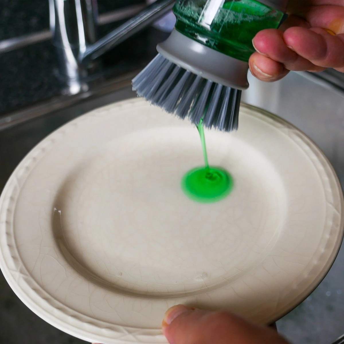 In Round Afwasborstel met Zeepdispenser / Zeepreservoir – Inclusief Houder – Grijs – Afwas Borstel – Zeep Handborstel – Doseerpomp – Afwasmiddel Dispenser – Navulbaar In Round Afwasborstel Met Zeepdispenser / Zeepreservoir – Inclusief Houder – Grijs – Afwas Borstel – Zeep Handborstel – Doseerpomp – Afwasmiddel Dispenser – Navulbaar -Huishoudelijke Artikelen Winkel 1200x1200 1327