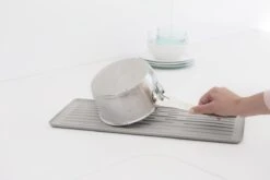 Brabantia SinkSide Afdruiprek Compact - Mid Grey -Huishoudelijke Artikelen Winkel 1200x801 2