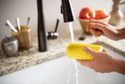 Scrub Daddy Damp Duster - Wonder Stoffer - Licht Blauw 2 Scrub Daddy Damp Duster - Wonder Stoffer - Licht Blauw -Huishoudelijke Artikelen Winkel 1200x802 3