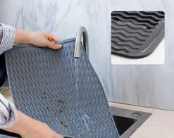 Merkloos Afdruipmat - Pannenonderzetter- Siliconen Mat - Zwart - 30 X 40 CM - Met Ophanggat - Hittebestendig 3 Merkloos Afdruipmat - Pannenonderzetter- Siliconen Mat - Zwart - 30 X 40 CM - Met Ophanggat - Hittebestendig -Huishoudelijke Artikelen Winkel 1200x954 2