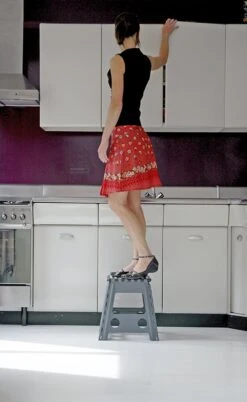 PUHLMANN - Inklapbare Kruk, JAMES, Plastic, Grijs, 40 Cm Hoog, Max 90 Kilo 3 PUHLMANN - Inklapbare Kruk, JAMES, Plastic, Grijs, 40 Cm Hoog, Max 90 Kilo -Huishoudelijke Artikelen Winkel 738x1200 1