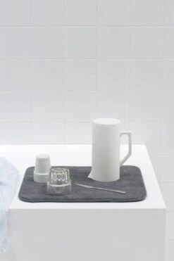 Brabantia SinkSide Afdruipmat Microvezel - 47 X 40 Cm - Dark Grey -Huishoudelijke Artikelen Winkel 799x1200 1