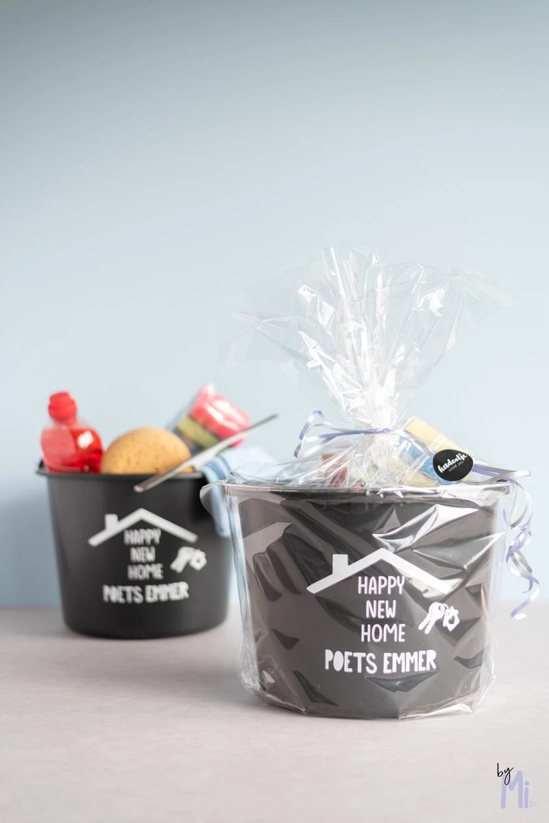 ByMi| Poetsemmer Happy New Home | Cadeautje huis |Housewarming |Nieuwe woning | Gepersonaliseerd ByMi| Poetsemmer Happy New Home | Cadeautje Huis |Housewarming |Nieuwe Woning | Gepersonaliseerd -Huishoudelijke Artikelen Winkel 801x1200 2